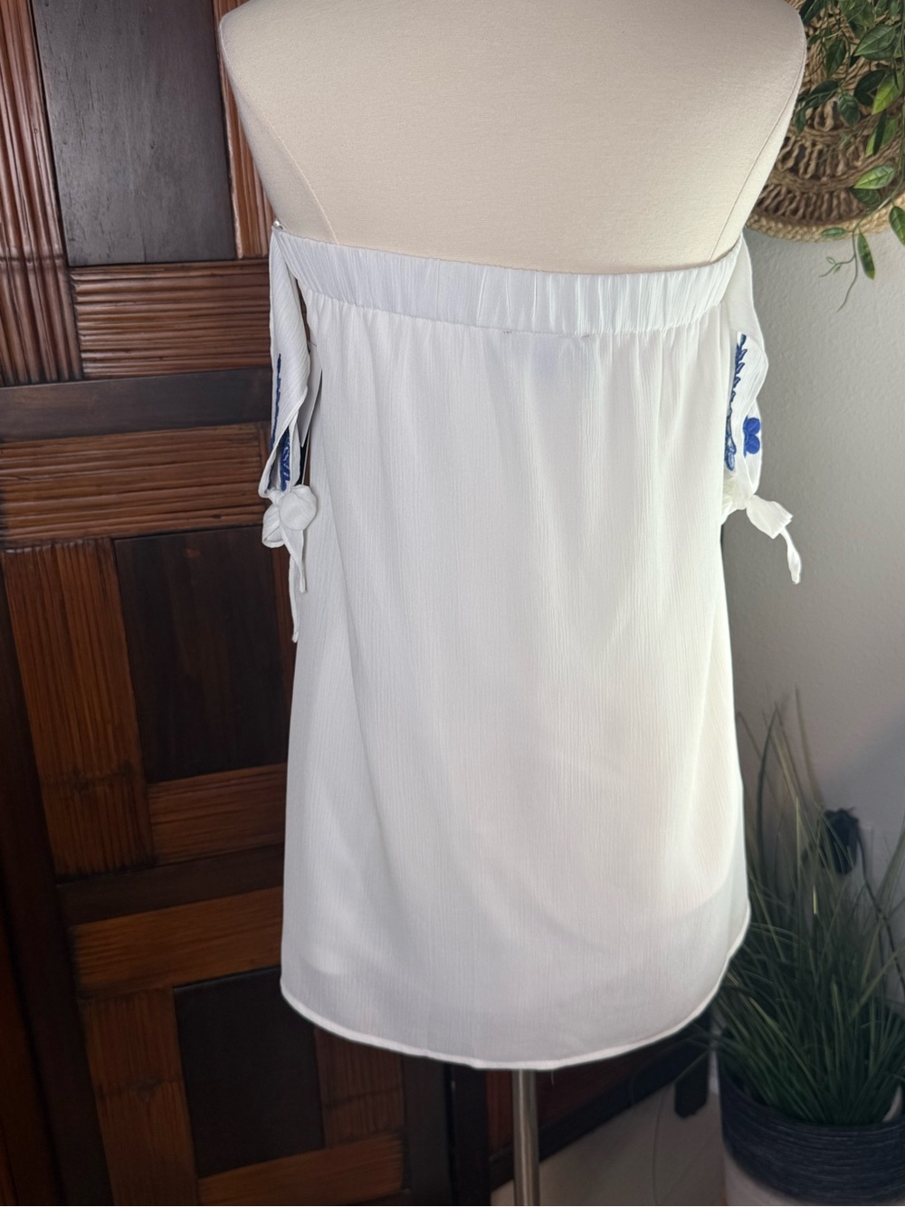 Lulus Crysta White Blue Floral Embroidered Off-Shoulder Mini Dress S NWT Boho - Picture 3 of 15